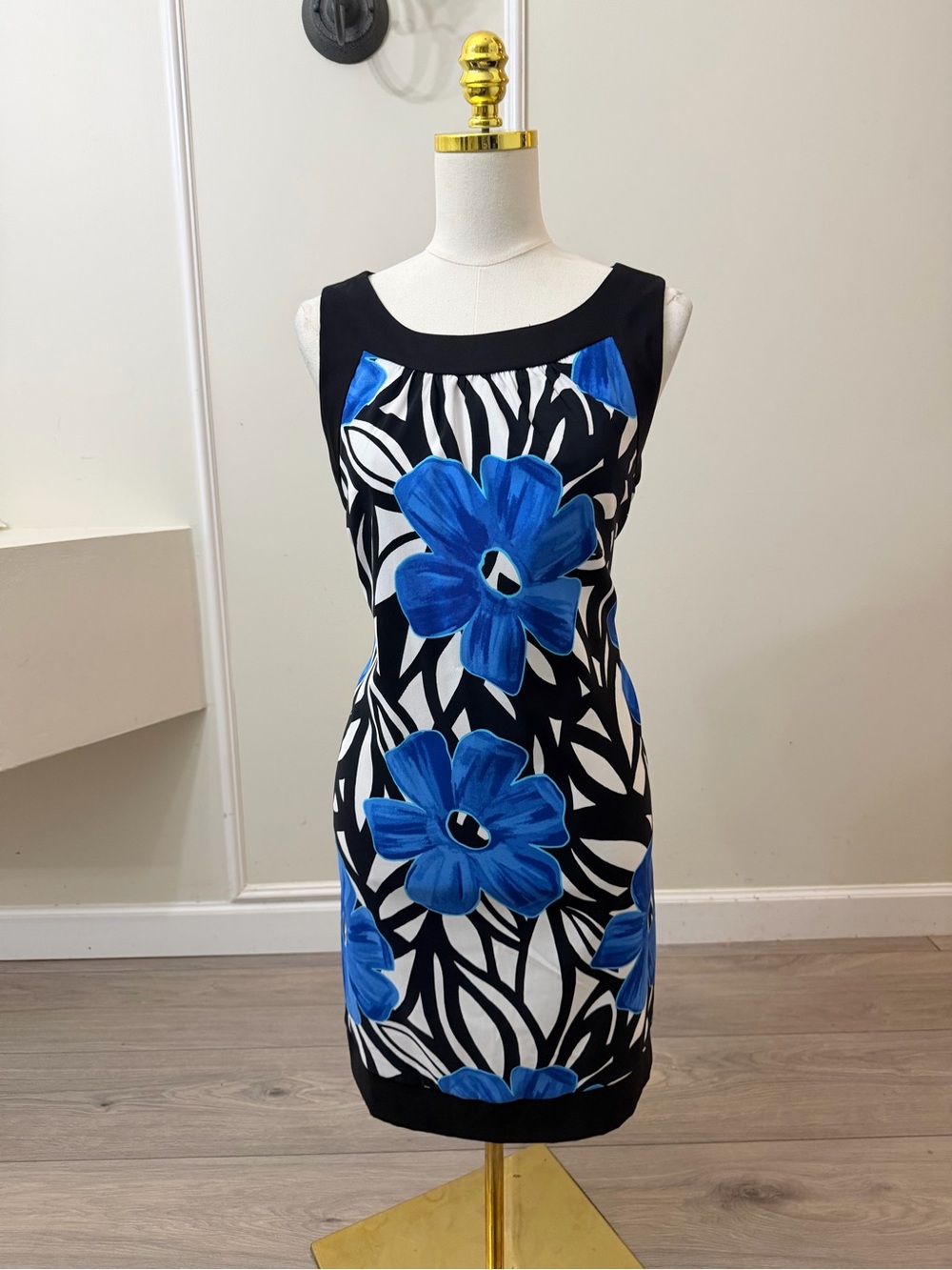AGB Dress Blue Black White Floral Sleeveless Sheath Dress Size 14 - Picture 2 of 6